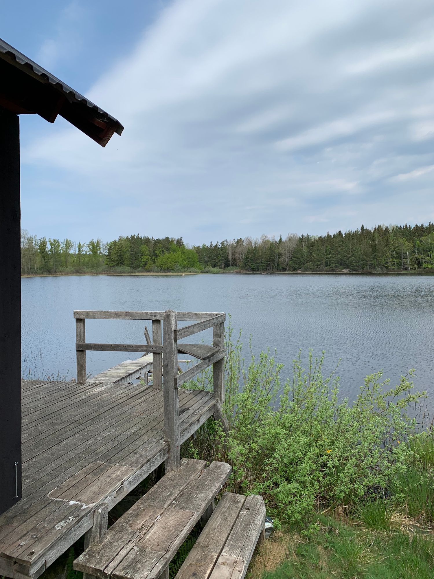 Stuga vid sjö och vacker natur och lugnt – bild 6 av 8