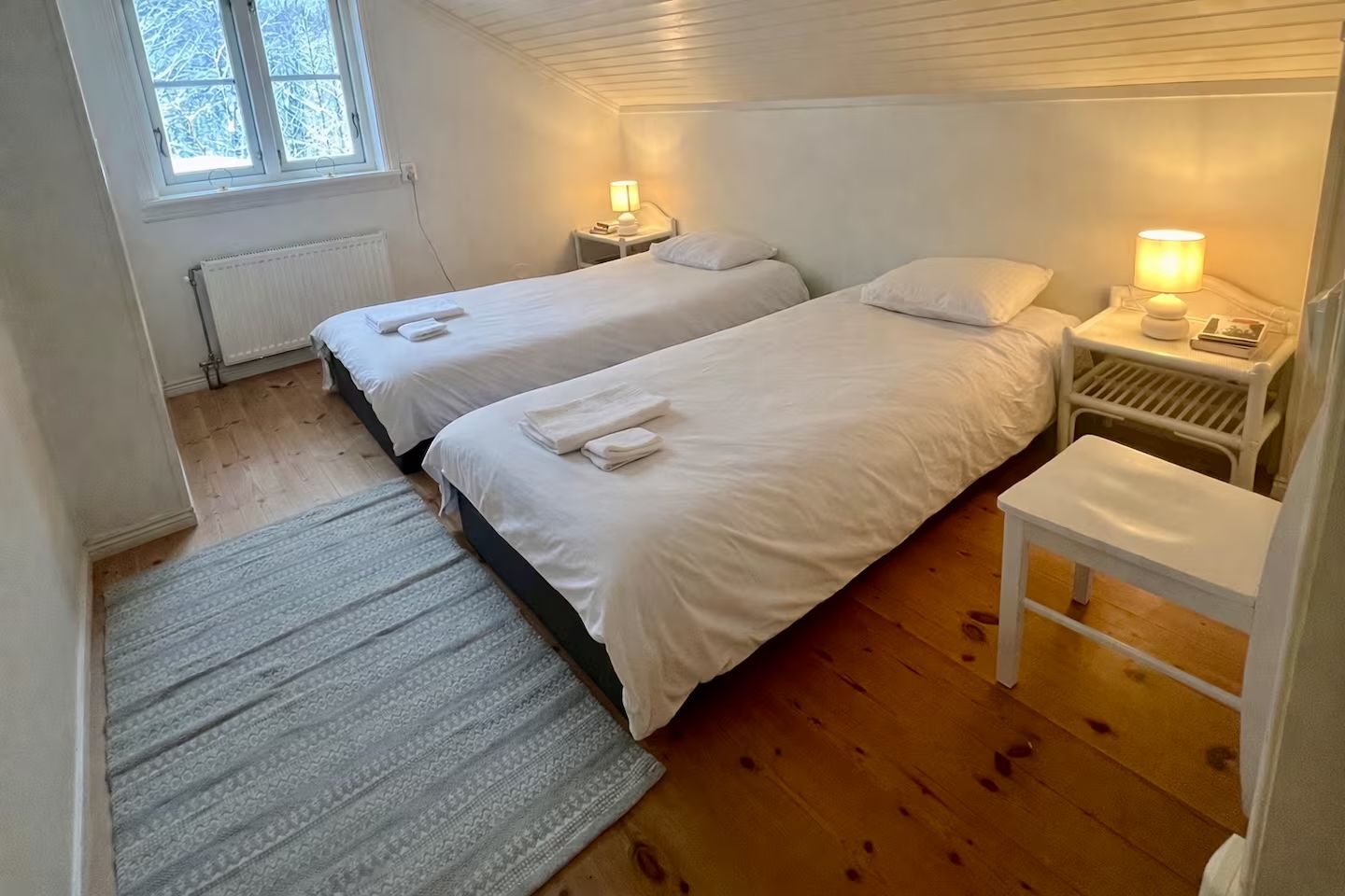 Oas på landet med bäck, damm och öppen spis – bild 14 av 23