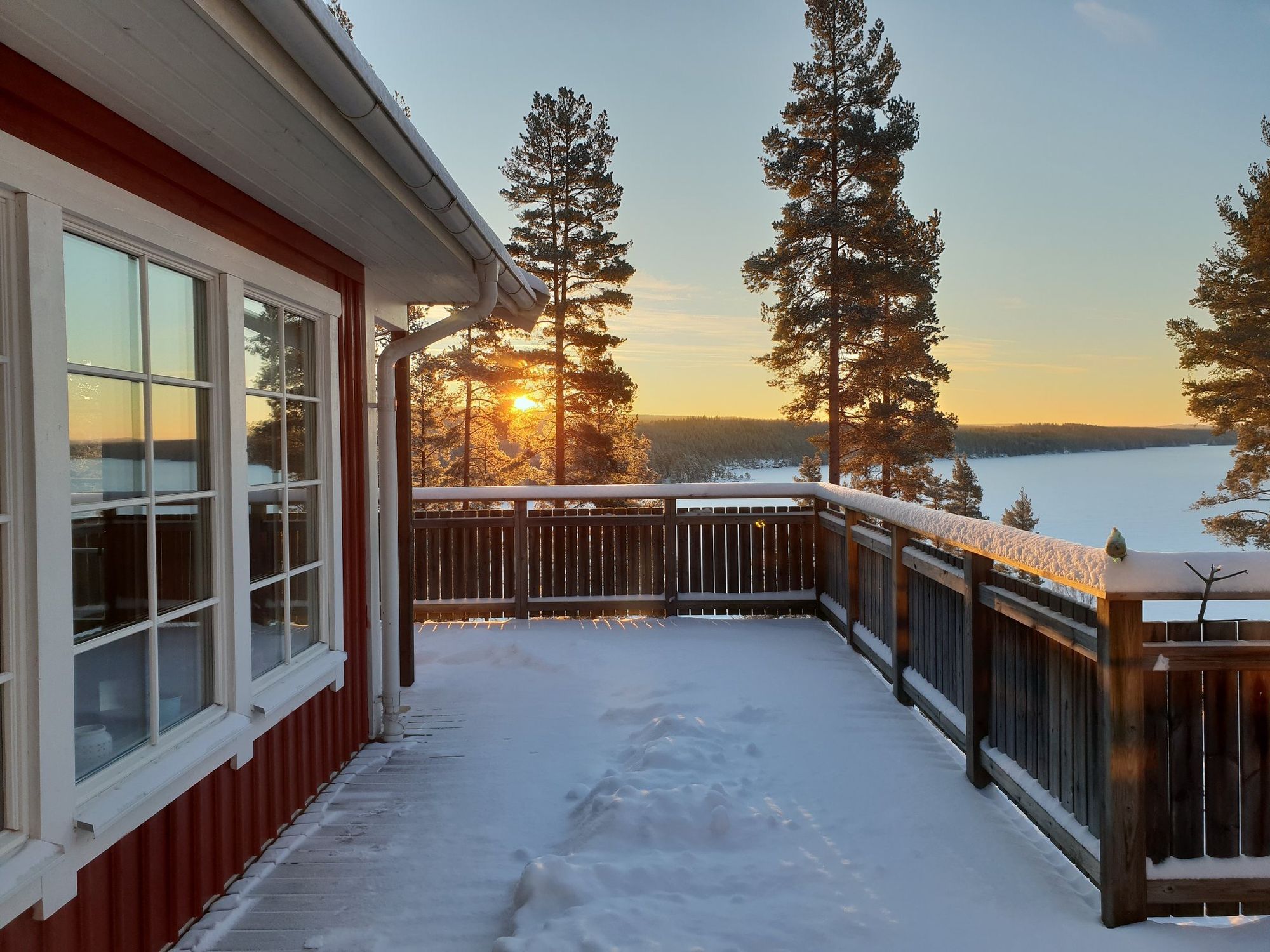 Modernt Fritidshus, utsikt över Sjö Östra Silen – bild 17 av 24