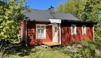 Fräscht 1800-talstorp, sjönära&10km från Västerås