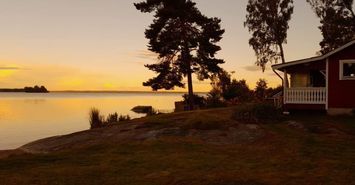Stuga på sjötomt vid Hjälmaren