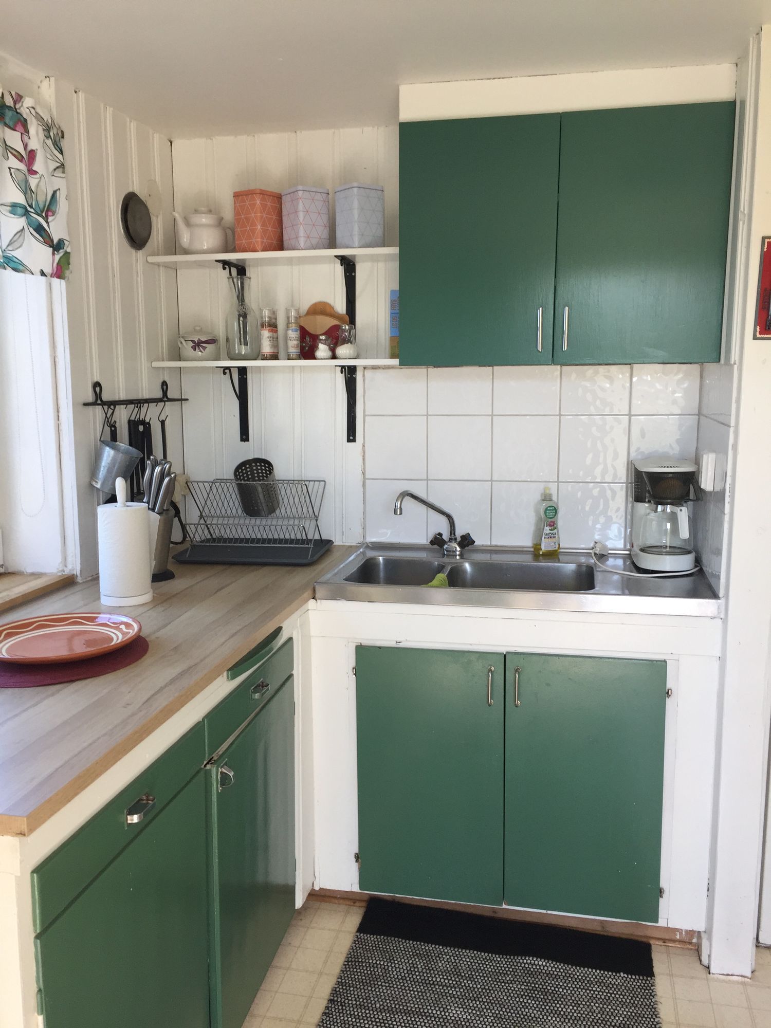 Litet hus vid fruktodling och hage. – bild 3 av 7