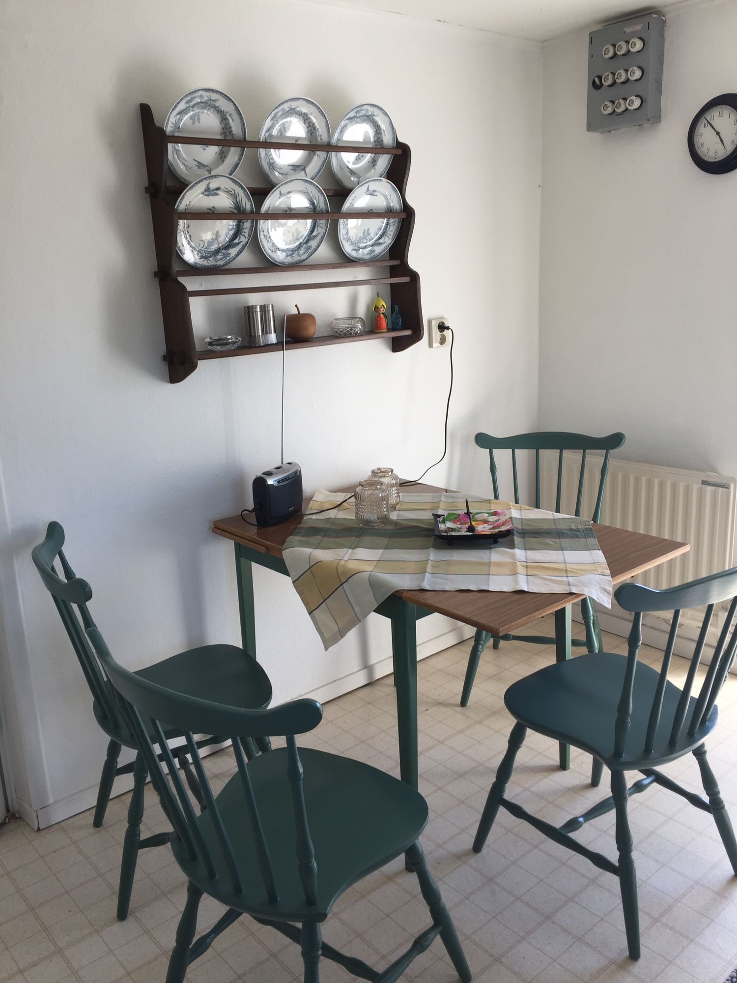 Litet hus vid fruktodling och hage. – bild 4 av 7