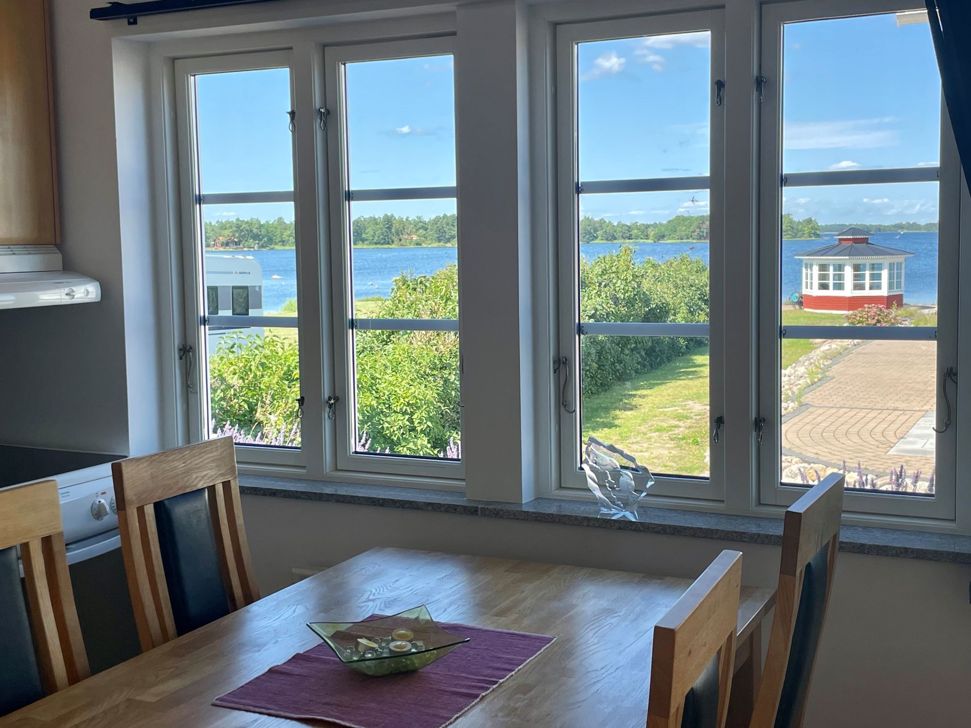 Stuga med havsutsikt på strandtomt vid Kalmarsund – bild 13 av 22