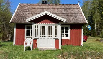 Fin röd stuga vid ”blekingeleden”,, uthyres.