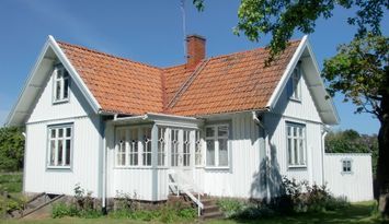 Stuga på en gård nära havet