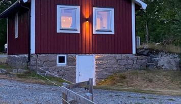 Mysig stuga lantligt läge nära stad, sjö och hav.