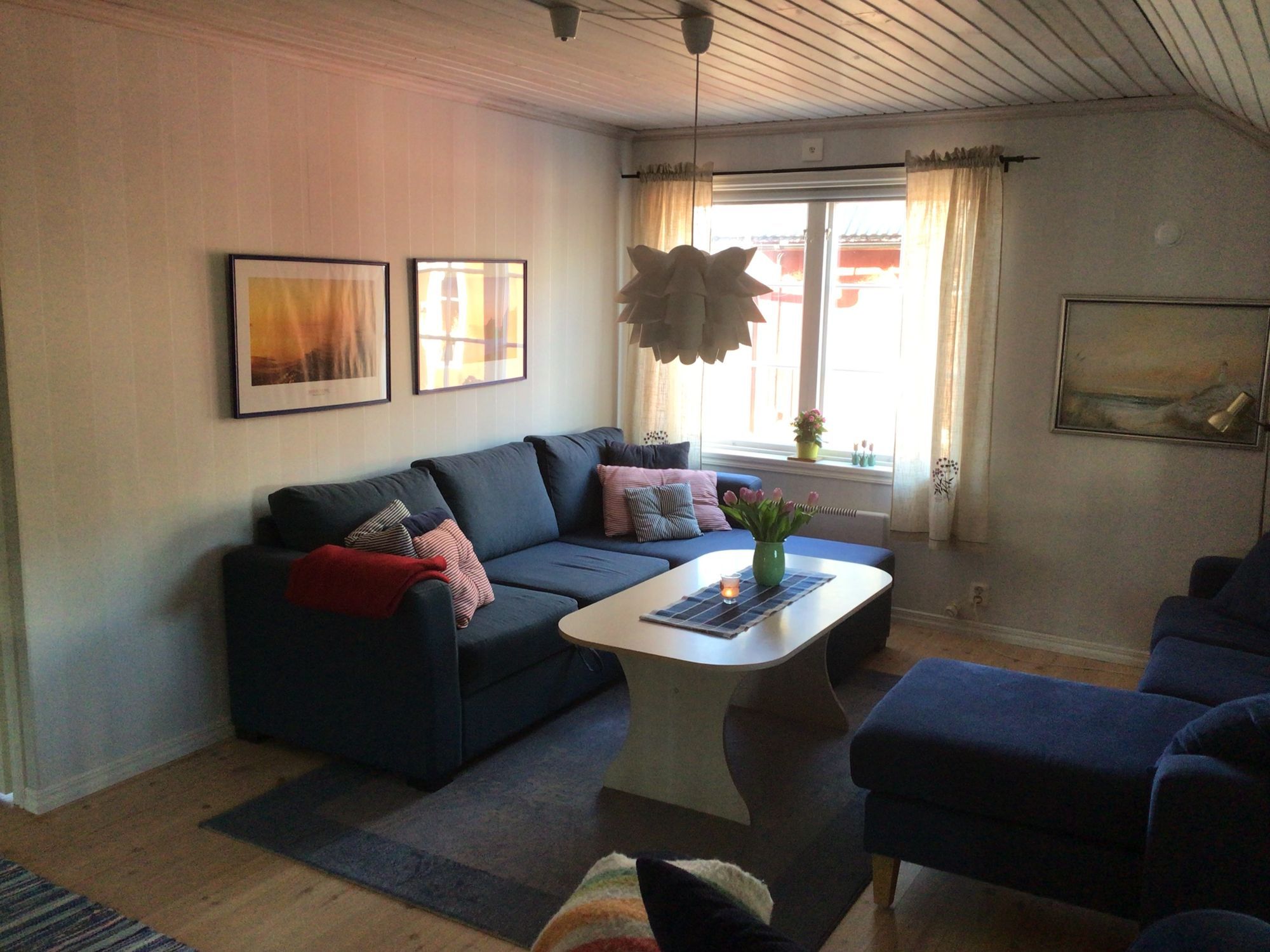 Gårdsstuga nära badsjö. – bild 2 av 12
