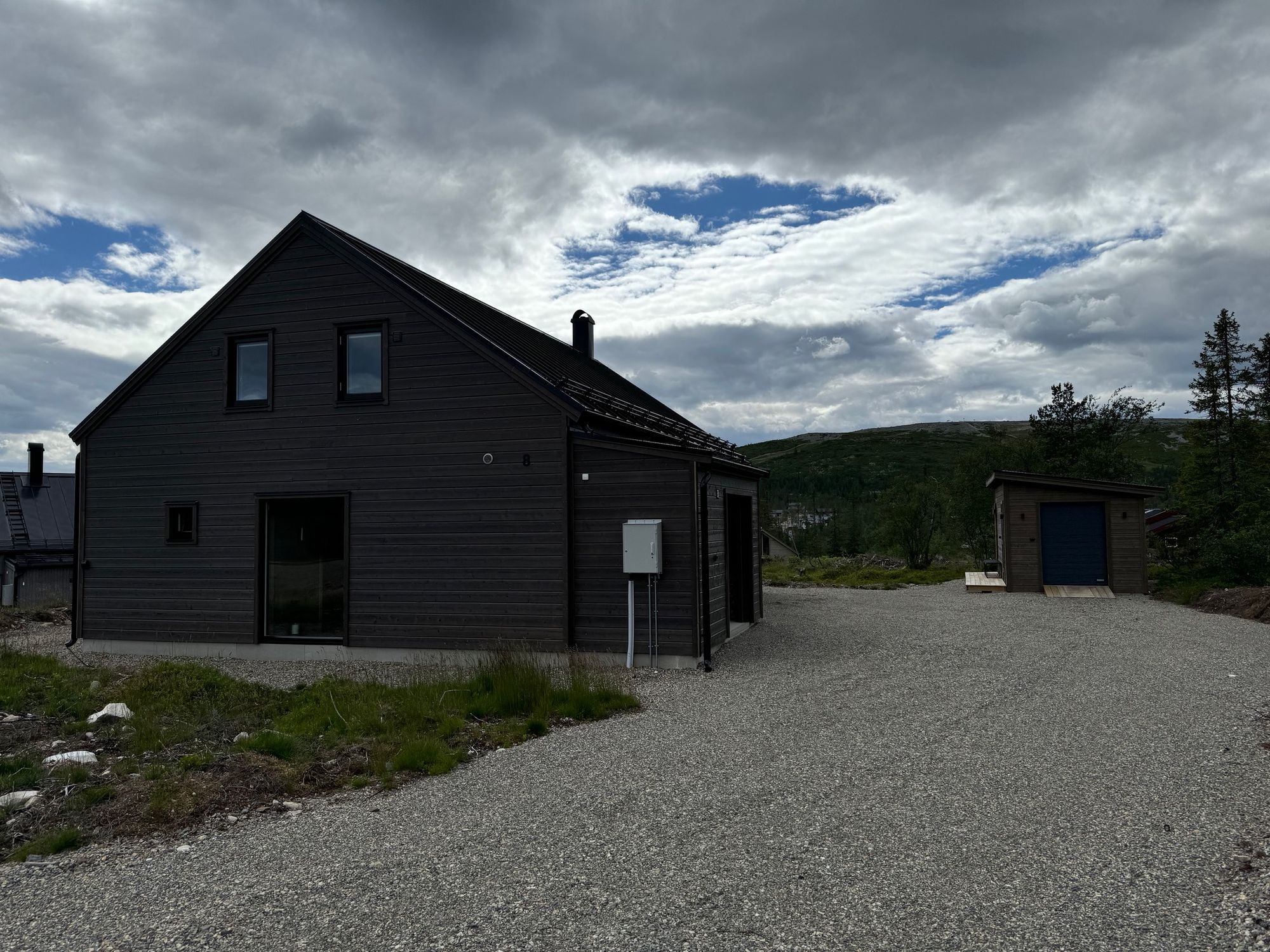 Nybyggt & modernt fjällshus med storslagen natur – bild 2 av 24