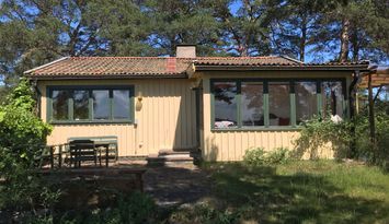 Högt belägen naturtomt med utsikt över Trälhavet.
