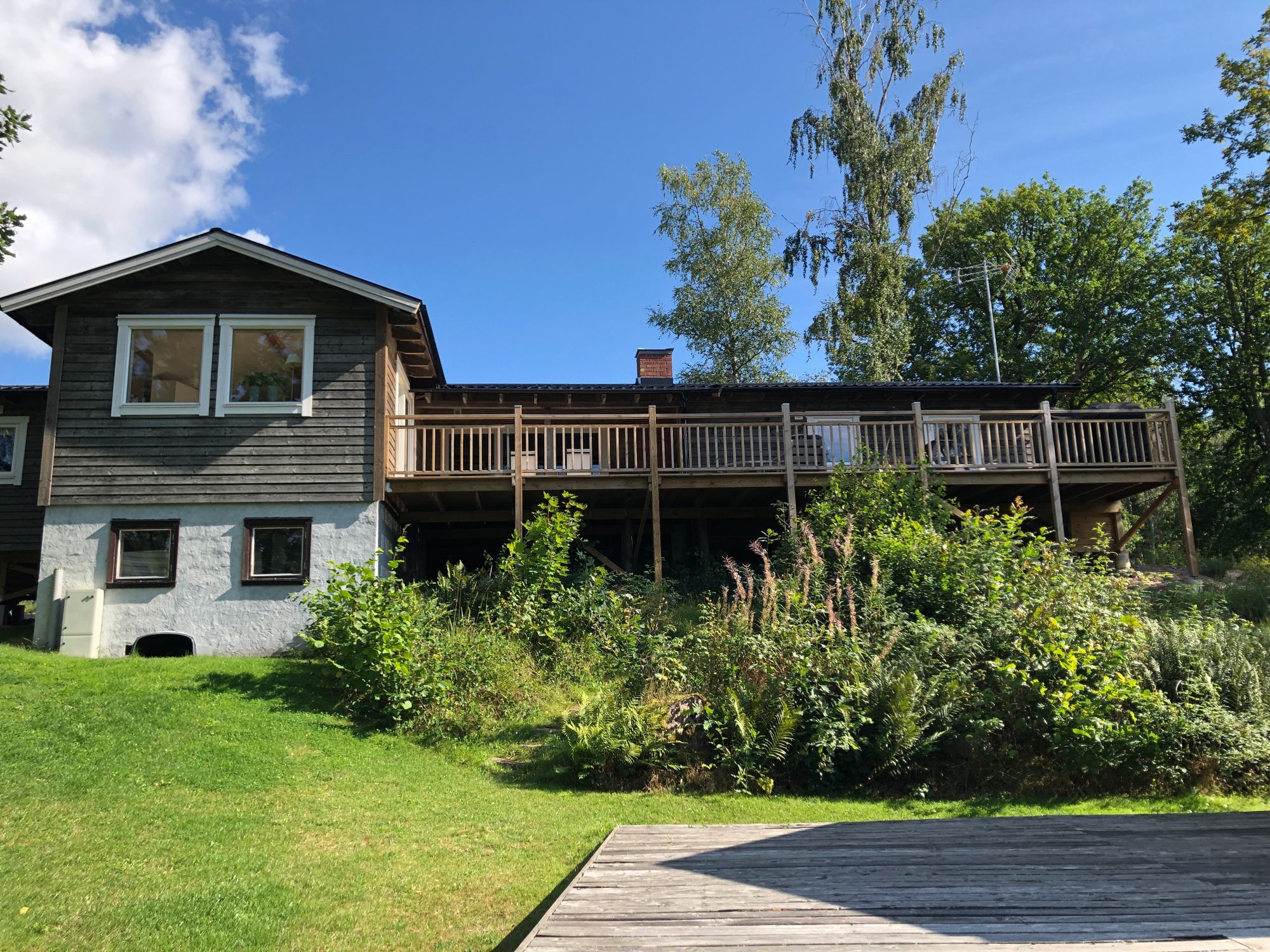 Hus på strandtomt med egen brygga och många bäddar – bild 11 av 24