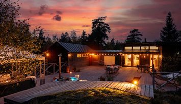 Arkitektritad hus i naturreservat nära sjön