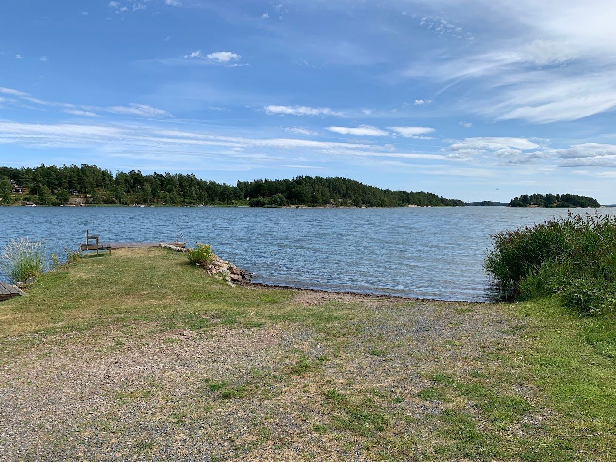 Stuga nära hav och bad. Roddbåt, egen brygga. – bild 5 av 24