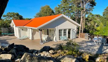 Summer house near sea, big terrace and guest cabin