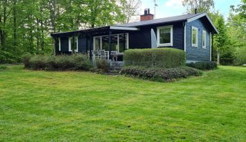 Stuga i naturskönt skogsområde