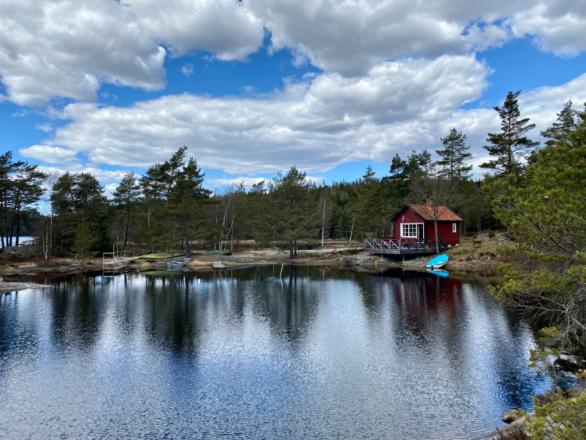 Idyllisk sommarstuga mitt i naturen vid sjökanten – bild 4 av 24