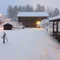 Charmig stuga på dalagård nära Romme Alpin