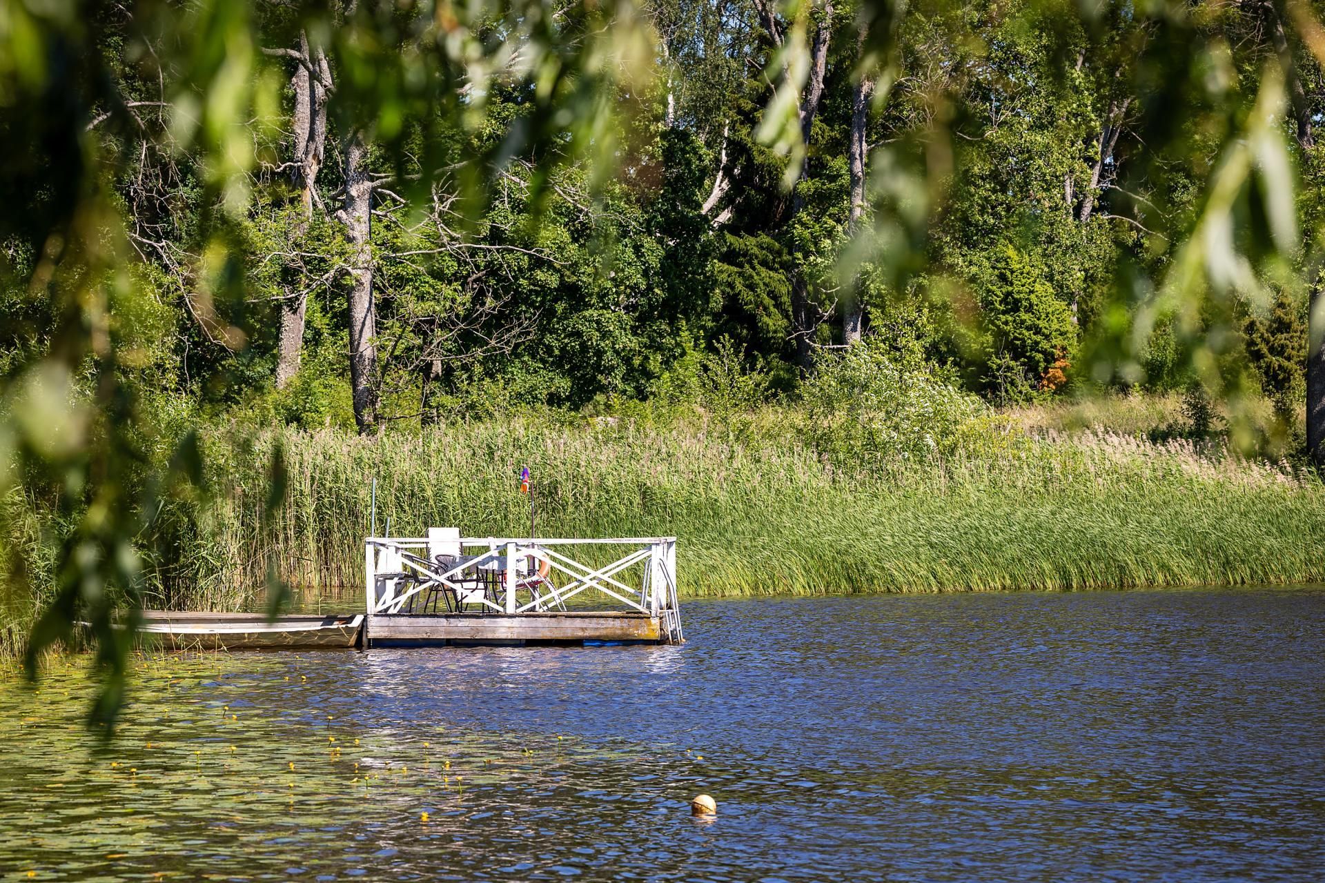 Hus i Sörmland vid sjö med egen brygga och bastu – bild 6 av 24
