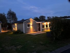 Stuga med plats för 2familjer i skummeslövstrand