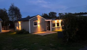 Stuga med plats för 2familjer i skummeslövstrand