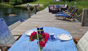 Timmerhus med egen sandstrand och brygga, inkl båt