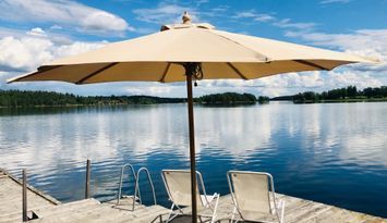 Topprenoverat med privat brygga på gård i Sörmland