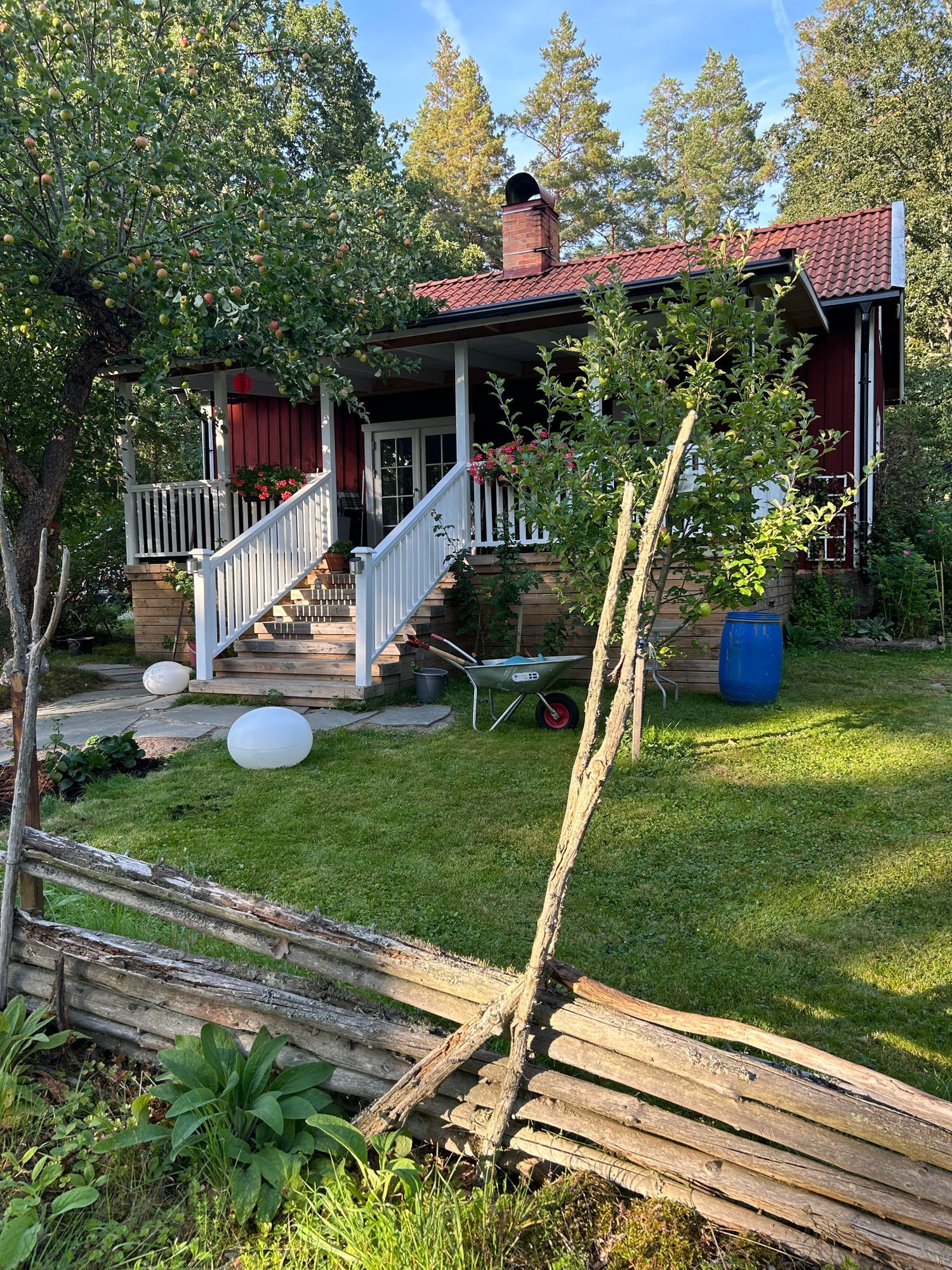 Röd stuga i Småland m egen brygga och roddbåt – bild 2 av 24