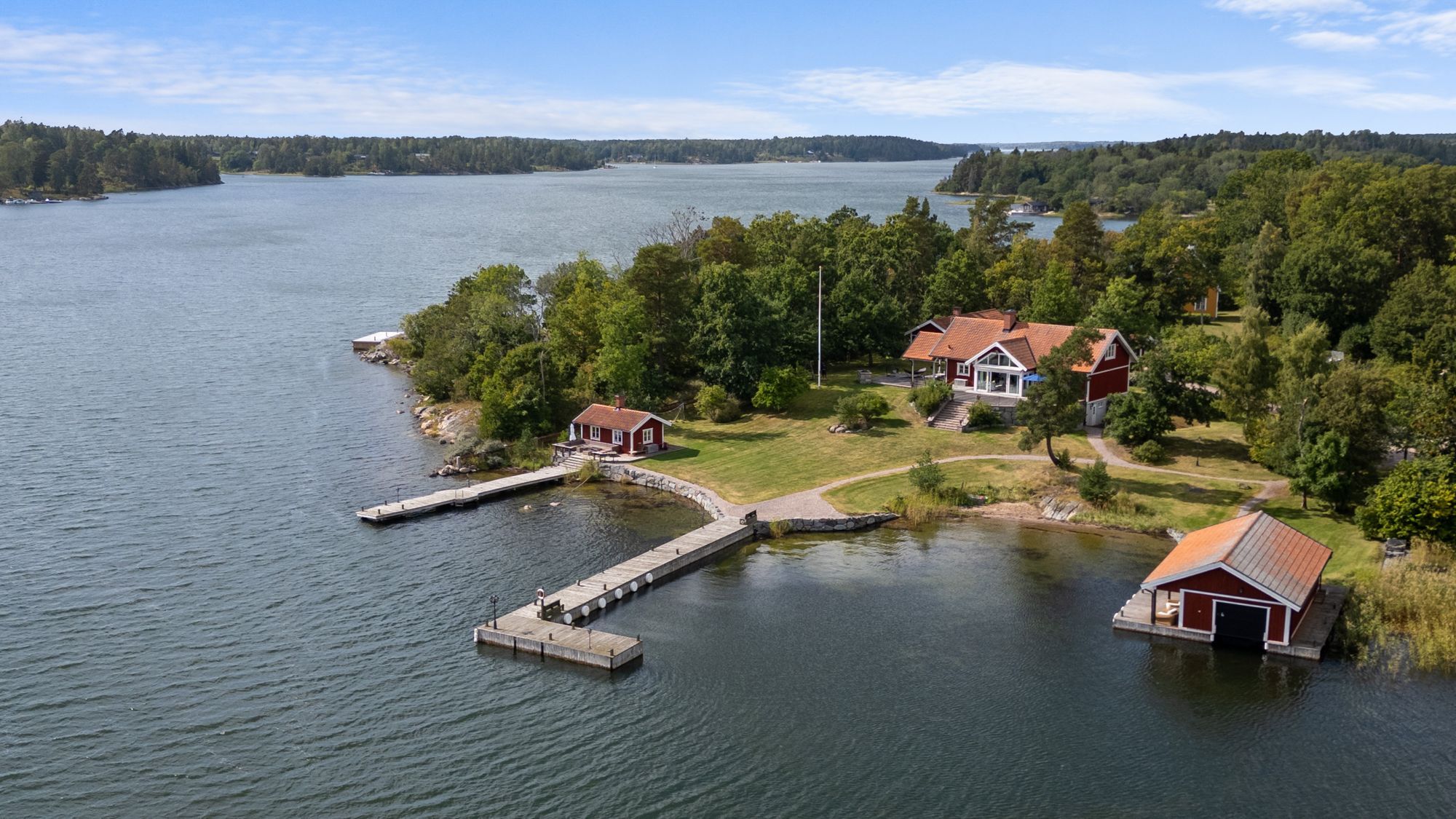 Vacker villa vid kusten i skärgården