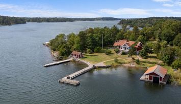 Vacker villa vid kusten i skärgården