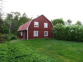 Sjönära gård/hus i naturskön miljö.