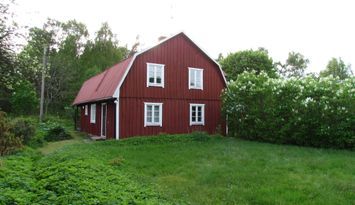 Sjönära gård/hus i naturskön miljö.