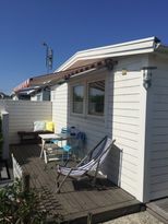 Fräsch fin badstuga på populära Skrea Strand