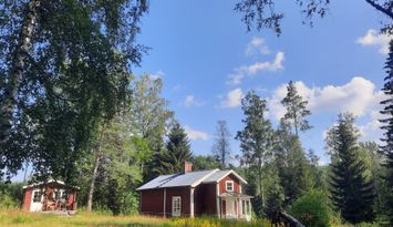 Vacker semesterbostad direkt i skogen