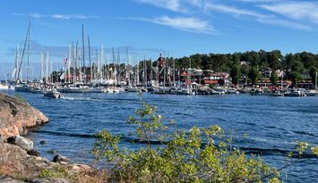 Arkitektritat skärgårdshus med båtplats