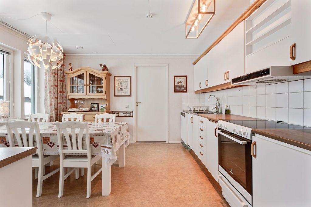 Stort hus nära Kungsberget, 5 sovrum – bild 3 av 24
