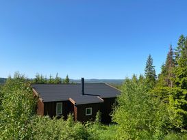 Mysig stuga mitt i skogen med underbar vy!