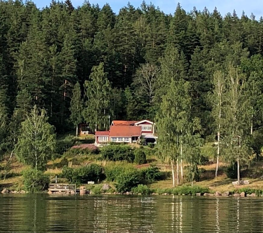 Mysig sommarstuga på Torpön vid sjön Sommen – bild 2 av 18