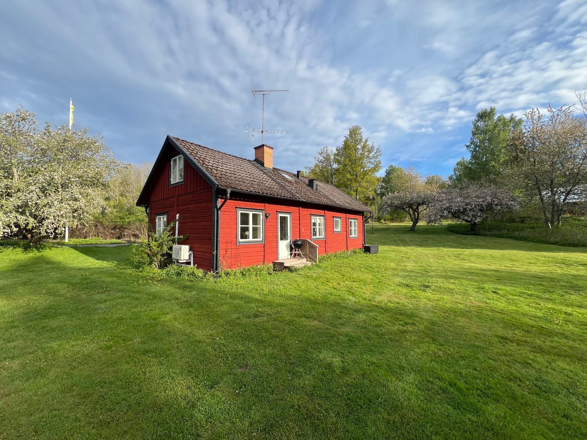 Äldre charmigt hus med stor trädgård