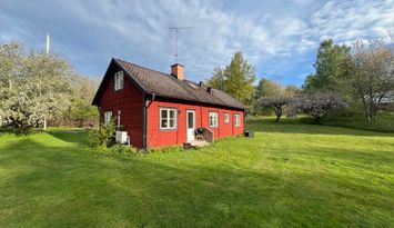 Äldre charmigt hus med stor trädgård