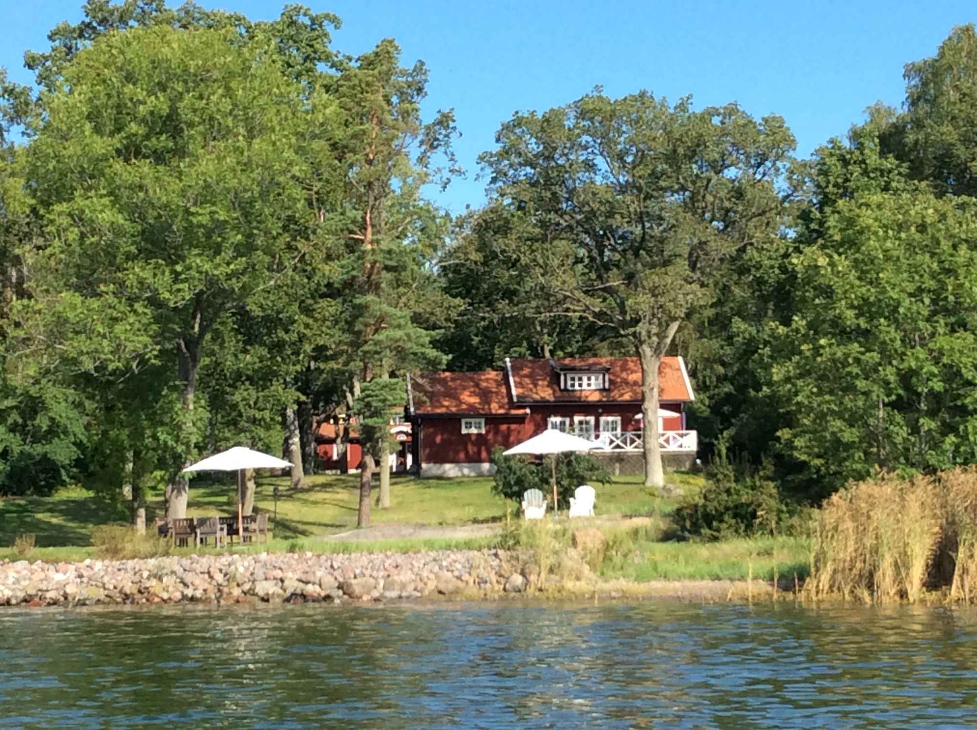 Charmigt hus med sjötomt och vidunderlig utsikt – bild 2 av 24