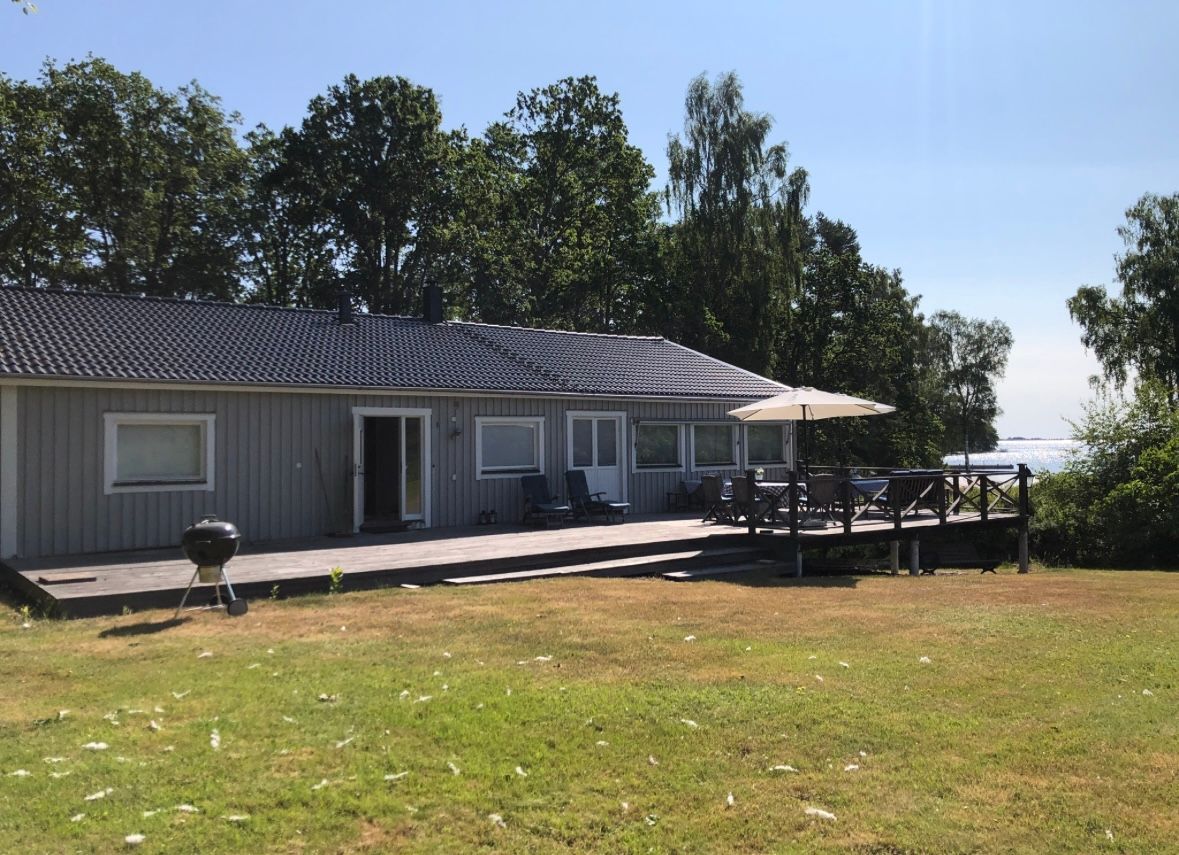 Rymligt skärgådshus med panoramautsikt över havet – bild 3 av 19