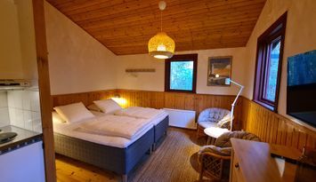 Mysig stuga i skogsbrynet på Sudersand