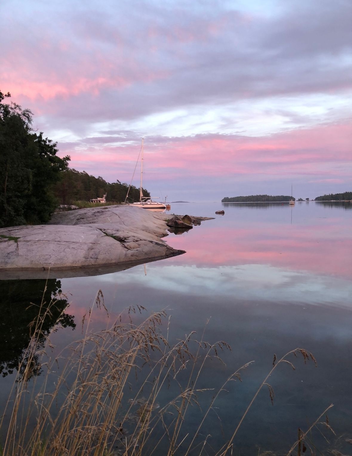 Rymligt skärgådshus med panoramautsikt över havet – bild 2 av 19