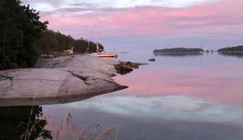 Rymligt skärgådshus med panoramautsikt över havet