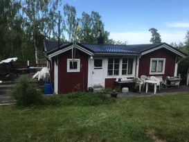 Årsta Havsbad stuga med egen tomt nära bad & natur