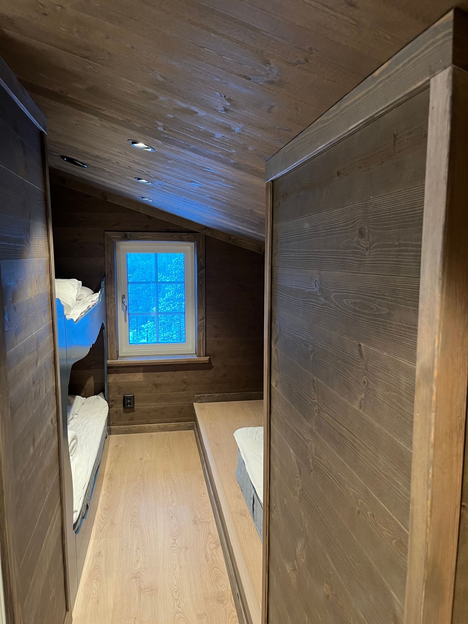 Nyrenoverat hus, 4lgh med västervy vid spåret – bild 15 av 24