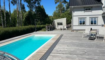 Hus med pool och kamin