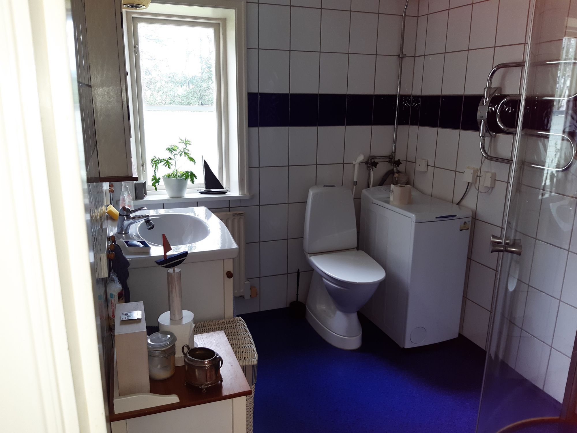 Hus med utsikt över havsvik, vissa veckor o dagar – bild 6 av 23