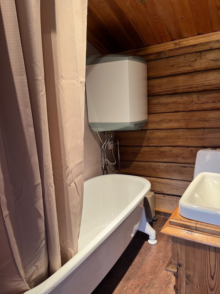 Mysig timmerstuga belägen i Bonäs vid Orsasjön – bild 14 av 17