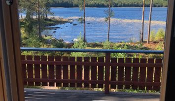 Stuga på strandtomt i Leksand- med roddbåt